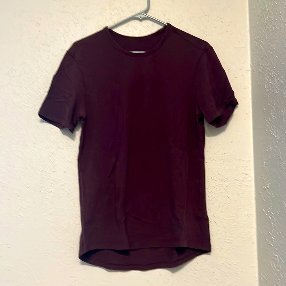 Men’s Lululemon purple five-year T-shirt